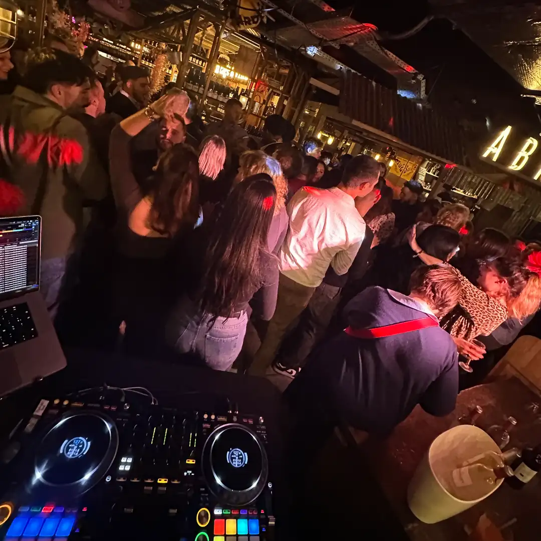DJ à Paris 18e : une ambiance musicale sur mesure pour vos mariages et soirées privées