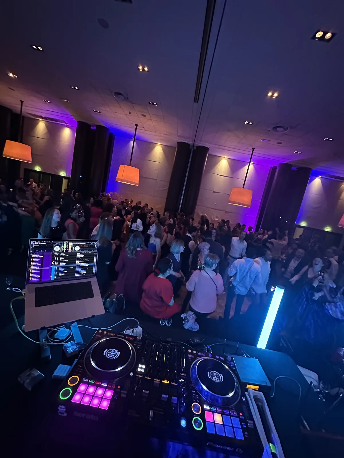 DJ aux platines devant le dancefloor lors d'une soirée d'entreprise à Paris - Cocktail Sonore