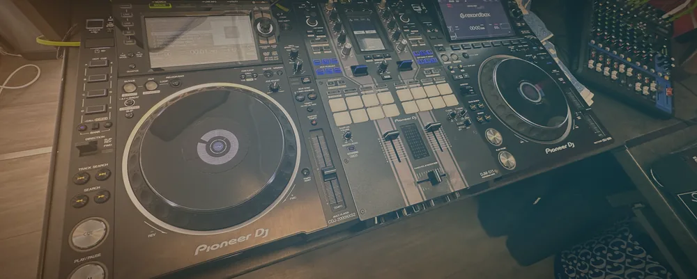 Platines Pioneer CDJ et table de mixage DJM – DJ soirée d'entreprise à Paris, Cocktail Sonore