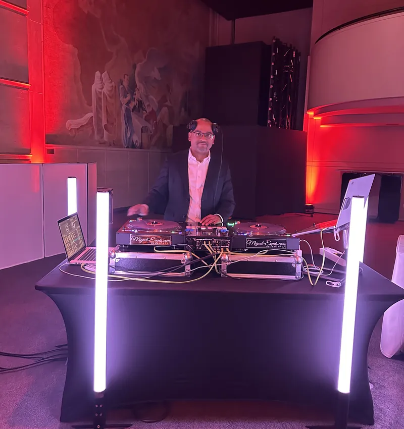 DJ aux platines pour l'animation musicale d'un séminaire d'entreprise à Paris - Cocktail Sonore