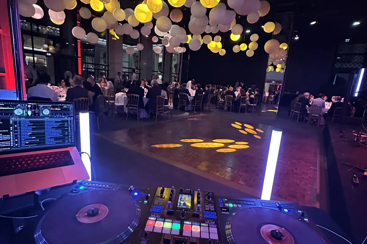 DJ aux platines pendant le dîner d'un événement d'entreprise à Paris - Cocktail Sonore