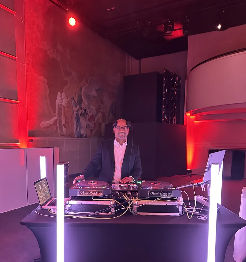 Le DJ de Cocktail Sonore derrière ses platines avant une soirée d'entreprise à Paris