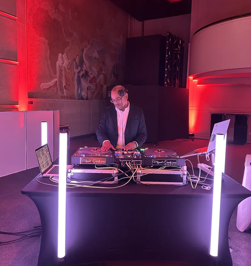 DJ en train de mixer sur platines lors d'un événement d'entreprise à Paris - Cocktail Sonore