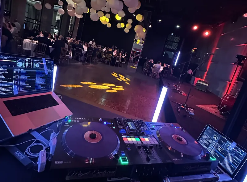 Platines DJ face aux invités pendant une soirée d'entreprise à Paris - Cocktail Sonore