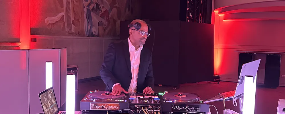 Miguel, DJ de Cocktail Sonore, aux platines Rane Twelve lors d'un événement d'entreprise à Paris