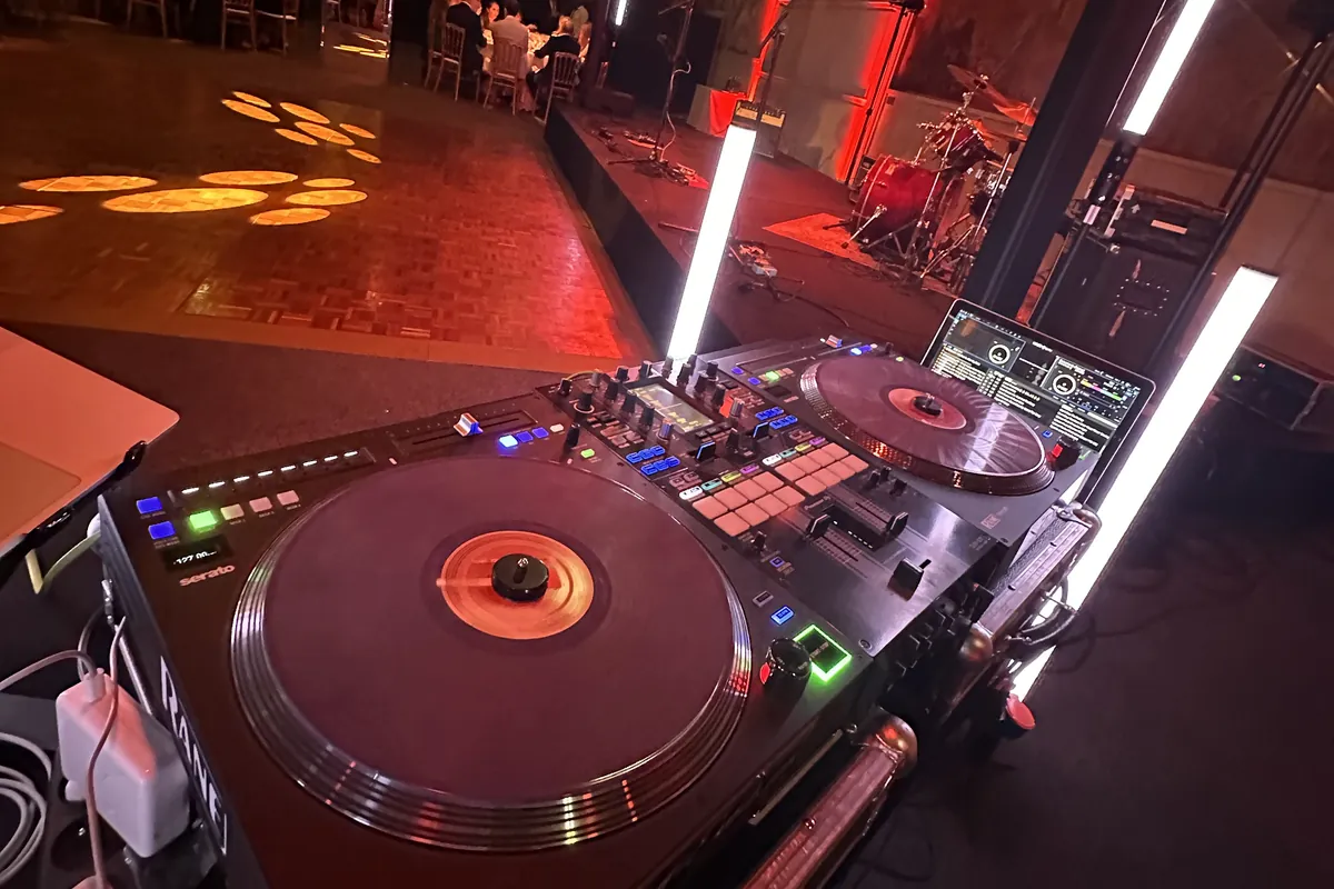 Platines DJ Rane Twelve et table de mixage Pioneer DJM-S11 pour une animation musicale d'entreprise à Paris - Cocktail Sonore
