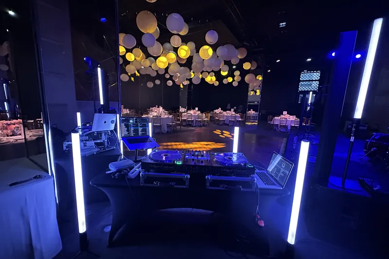 Poste DJ installé dans une salle de gala avant une soirée d'entreprise à Paris - Cocktail Sonore