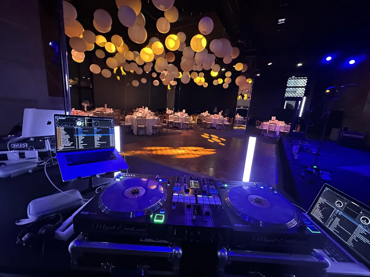 Poste DJ installé face à une salle de réception avant l'arrivée des invités d'un événement d'entreprise à Paris - Cocktail Sonore